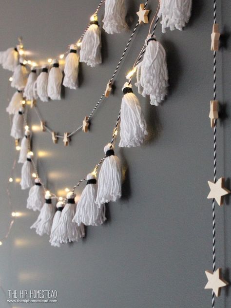 Diy Tassel Garland, Simpul Makrame, Decoration Photography, Easy Diy Room Decor, Diy Decoracion, Diy Tassel, Tassel Garland, Diy Garland, Fabric Yarn