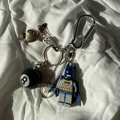 Batman Keychain, Random Wishlist, Passenger Princess, Cool Keychains, Batman Pictures, 90 Anime, Inside My Bag, Key Accessories, Jewelry Accessories Ideas