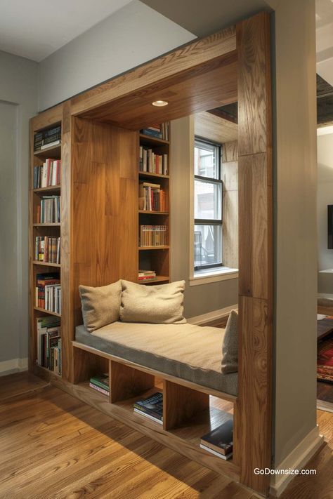 24 Bookshelves As Room Dividers That Look Amazing Interior Design Bookshelves, Design Bookshelves, Chill Rooms, Snug Ideas, Ways To Divide A Room, Writers Retreat, Bookshelf Room Divider, Hut Design, Cabin Build