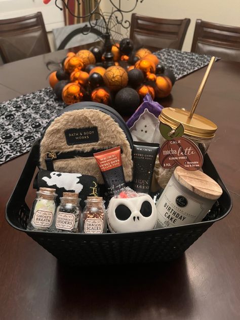 Men Halloween Basket Ideas, Spooky Basket For Bestie, Halloween Baskets Ideas, Small Spooky Baskets, Sister Spooky Basket, Men’s Spooky Basket Ideas, Dollar Tree Spooky Basket, Fall Baskets For Boyfriend, Halloween Treat Baskets For Adults