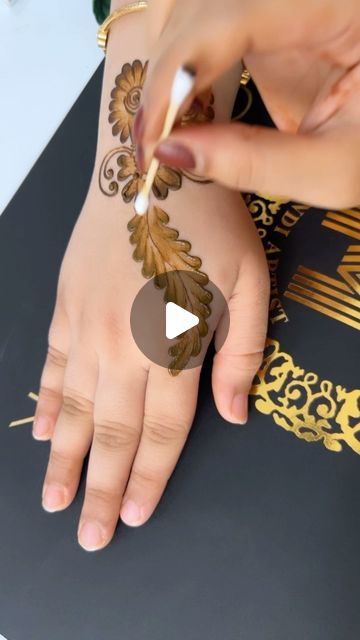 1M views · 23K likes | Maseera’s Henna academy on Instagram: "Simple hack for beginners 🌹🫶 . #buddinghenna #budhenna #hennaearbud #hennasimple" Hina Designs Mehndi Simple, Henna Hacks Tips, Hena Desain Simple Front Hand, Beginners Henna Designs, Simple Henna For Beginners, Mehndi Designs Beginners, Henna Front Hand, Henna Ideas Easy, Backhand Mehndi Designs Simple