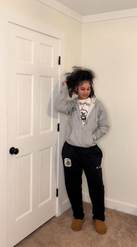 Comfy Bummy Outfits, All Black Lazy Day Outfit, Casual Outfits School Winter, Chill Fly Girl Outfits, Comfy Period Outfit For School, Cute Lazy Day Outfits Black Women, Chill School Outfits Lazy Days, Testing Outfits School, Comfy Fit Ideas