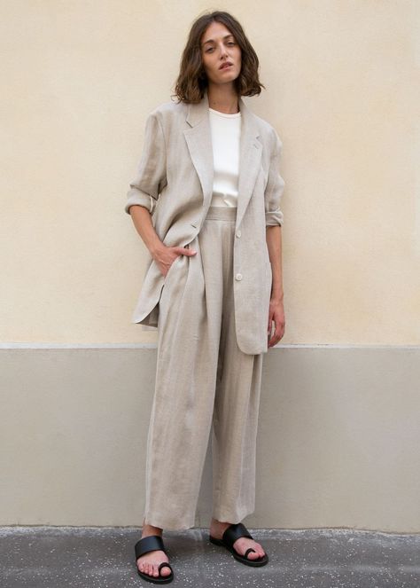 These Are the Accessories All Nordic-Chic Cool Girls Need For 2020 Linen Suits Women, Nordic Chic, Skandinavian Fashion, Beige Outfit, Linen Fashion, Linen Suits, Frankie Shop, Looks Street Style, Linen Suit