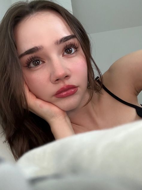 selfie brown hair brown eyes makeup red lips light eye makeup Doe Eye Makeup, Girly Vibes, Inspo Makeup, Doe Eyes, Soft Makeup, Brown Brown, Eyes Makeup, Cute Poses For Pictures, Cute Poses