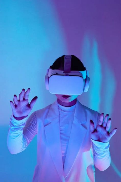 Vr Goggles, The Metaverse, Virtual Reality Headset, Cool Wallpapers For Phones, Tech Innovation, Video Conferencing, Futuristic Technology, Social Media Business, Augmented Reality