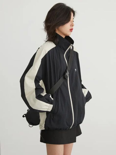 Acubi Windbreaker, Windbreaker Jacket Outfit Aesthetic, Wind Breaker Jacket Outfit Aesthetic, Wind Breakers Outfits, Sporty Fashion Aesthetic, Acubi Sportswear, Wind Breaker Outfit Aesthetic, Sport Jacket Outfit Women, Windbreaker Outfit Women