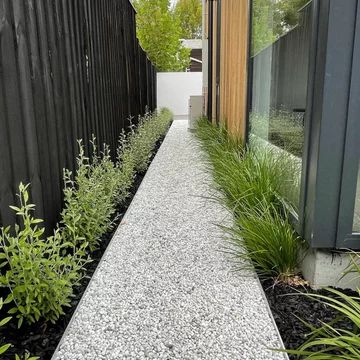 75 Beautiful Small Modern Garden Ideas and Designs - January 2023 | Houzz UK Small Modern Garden, Modern Garden Ideas, Landscaping Modern, Front Lawn Landscaping, Gravel Landscaping, Narrow Garden, Side Yard Landscaping, Pathway Landscaping, Modern Front Yard