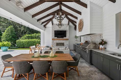 Beach style dream house in Florida flaunts phenomenal outdoor oasis Outdoor Kitchen And Dining, Outdoor Cooking Spaces, Indoor Outdoor Kitchen, Outdoor Kitchen Ideas, Backyard Kitchen, Outdoor Kitchen Patio, Kitchen Designs Layout, Home Additions, Outdoor Kitchen Design