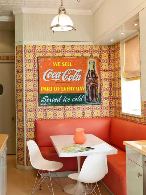 Americana Home Decor, Casa Retro, Americana Home, Diner Decor, Vintage Coke, Art Cafe, 70s Home, 70s Home Decor, Clock Vintage