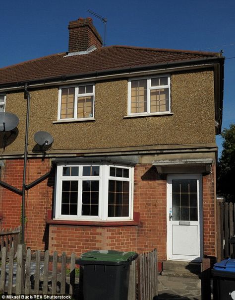 284 green street Enfield home of the "Enfield Poltergeist" Enfield Poltergeist, Enfield Haunting, Enfield London, Paranormal Photos, Real Haunted Houses, Council House, Scary Ghost Pictures, Real Ghosts, Ghost And Ghouls