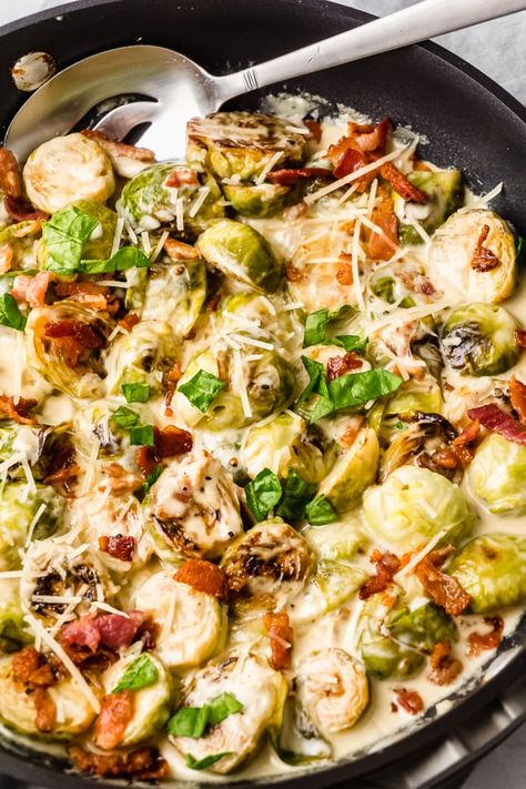 Green Keto Recipes, Brussel Sprouts Bacon, Parmesan Brussels Sprouts, Keto Veggies, Zone Recipes, Brussels Sprouts With Bacon, Best Thanksgiving Side Dishes, Keto Dishes, Keto Sides