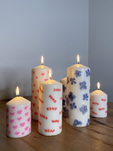 DIY Candle Decorating with Pressed Flowers and Paint Pens – Vanessa Creates Candle Painting Inspiration, Easy Candle Painting Ideas, Painted Candle Ideas, Painting Candles Diy, Drawing On Candles, Candle Painting Easy, Candle Painting With Wax Ideas, Painting On Candles, Coloring Candles