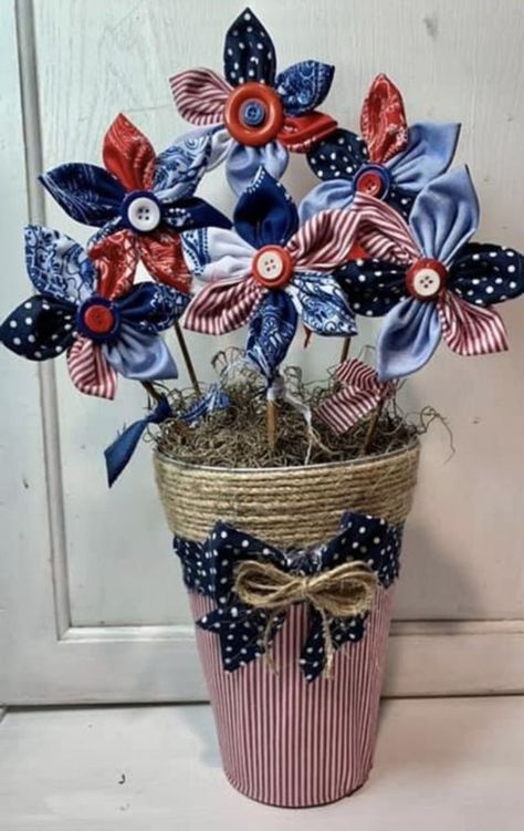 Patriotic Table Decorations, Fouth Of July Crafts, Patriotic Crafts Diy, Patriotic Centerpieces, Patriotic Flowers, Patriotic Diy, Patriotic Projects, Americana Crafts, Tree Fabric