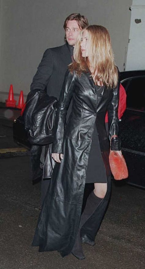 Outfits In The 90s, Jennifer Aniston Outfits, Trent Coat, Leather Coat Outfit, Rain Fashion, Trench Coat Outfit, All Black Fashion, Black Leather Coat, Long Black Coat