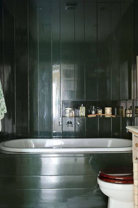 What Type Of Paint Finish Should I Be Using? — MELANIE LISSACK INTERIORS Rita Konig, Dark Green Bathrooms, Bathroom Green, London Flat, London House, Dark Walls, Gloss Paint, Simple Bathroom, Green Bathroom