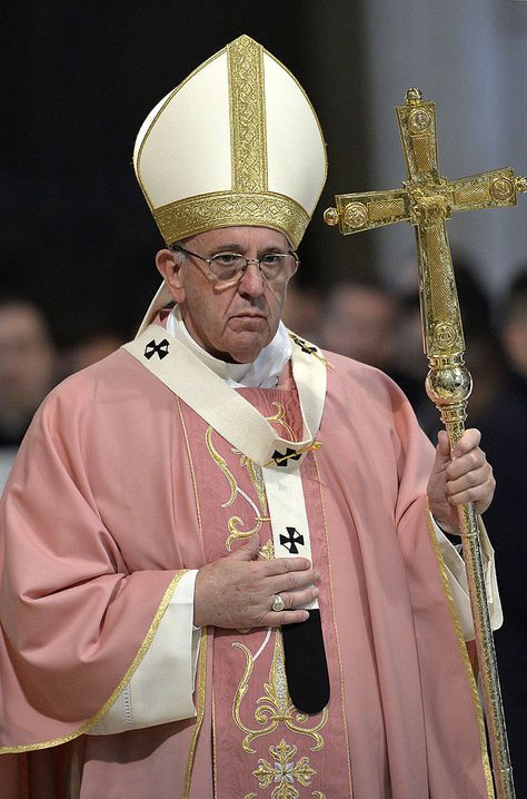 Pope Francis I celebrates mass in St. John Lateran Priest Costume, Catholic Wallpaper, Liturgical Seasons, Holy Father, Pope John, The Vatican, Roman Catholic Church, Papa Francisco, Catholic Art