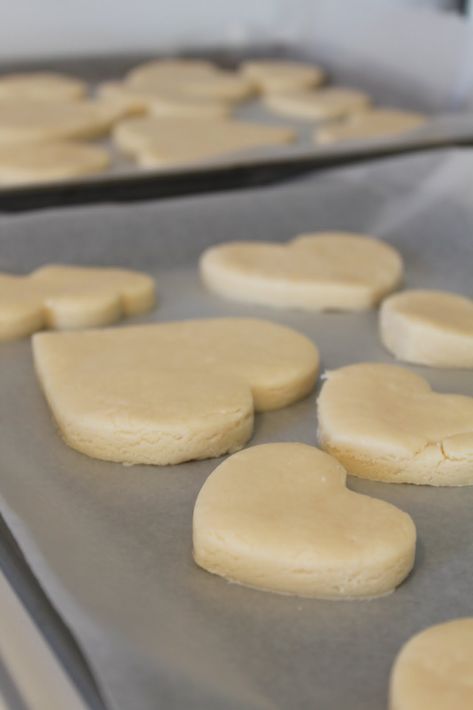 The Best Sugar Cookies on the Planet! ~ Says: ok people, these sugar cookies are AMAZING! They are soft, and tasty and PERFECT! This recipe was handed down to my sister Steph from her in- laws, to me, and now to you. Forever more this is the sugar cookie recipe I will use each and every holiday, and even in between! Six Sisters Sugar Cookies, Sour Cream Cut Out Cookies, The Best Sugar Cookies, Resepi Biskut, Cutout Cookies, Cream Cookies, Soft Sugar, Sugar Cookie Recipe, Best Sugar Cookies