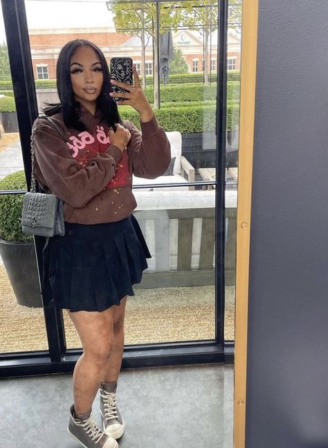 Hoodie And Skirt Outfits Black Women, Top Golf Outfit Date, Hoodie Skirt Outfits, Hoodie And Skirt Outfits, Kelis Fashion, Black Skater Skirt Outfit, Tennis Skirt Outfit Black, Hoodie With Skirt, Skirt Outfits Black Women