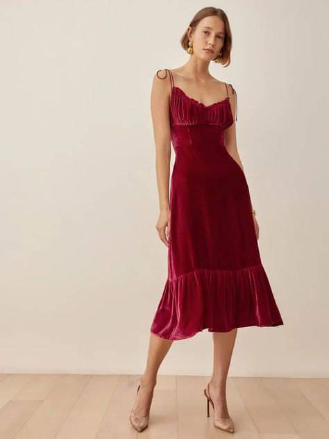 Party Dress Aesthetic, Quoi Porter, Red Velvet Dress, Velvet Midi Dress, Eve Dresses, New Years Eve Dresses, Winter Party Dress, Dress Aesthetic, Reformation Dress