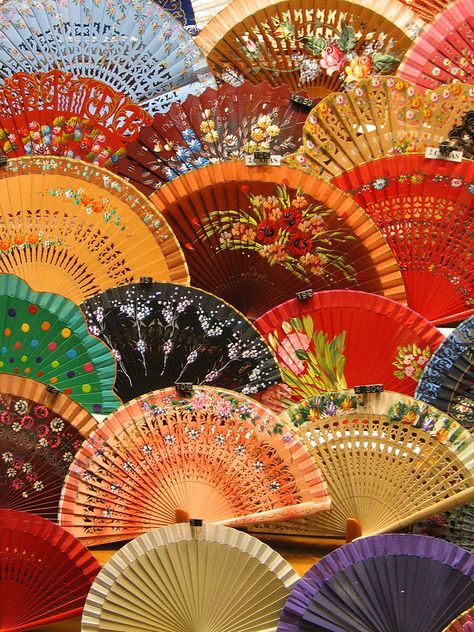 Spain Aesthetic, Spain Culture, Painted Fan, Wedding Decoration Ideas, Spanish Culture, Art Asiatique, Photographie Inspo, Vintage Fans, Hand Fans