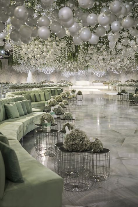 Classic Glamour Wedding, Pelaminan Aesthetic, Kosha Wedding, Wedding Interior Design, Extravagant Wedding Decor, Over The Top Wedding, Wedding Area, Royal Wedding Themes, Luxury Wedding Reception