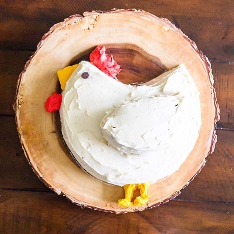 Chicken Themed Desserts, Chicken Cakes Birthday, Chicken Themed Birthday Party, Chicken Birthday Cake, Chicken Birthday Party, Farm Birthday Cake, Chicken Cakes, Cake Chicken, Chicken Party