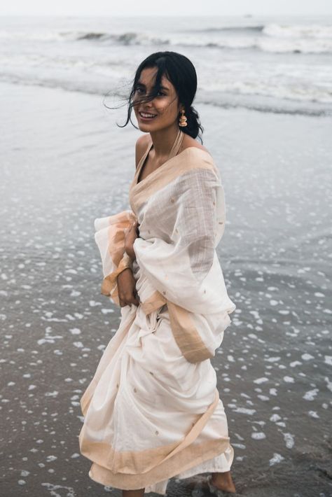 Saree Beach Photoshoot, Beach Saree, Summer Beach Pictures, Spring Photoshoot, Saree Poses, Concept Clothing, Saree Photoshoot, Vogue India, Ethnic Looks