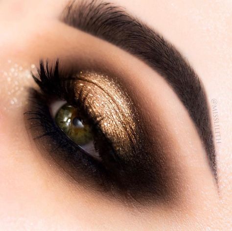 Black And Gold Eyeshadow, Make Up Designs, Make Up Gold, Black Eye Makeup, Gold Smokey Eye, Gold Makeup Looks, Alat Makeup, Gold Eye Makeup, Gold Eyeshadow