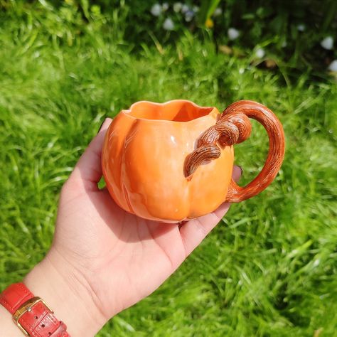 Pumpkin Shaped Mug  🎃☕ HAND MADE Can be personalised. Food and dishwasher safe. For a set with teaspoon please go to link to teaspoons listing: https://wondersbyalicia.etsy.com/listing/1533062594 Wonders By Alicia ️ Pumpkin Mugs Ceramic, Pumpkin Pottery Ideas, Mug Forms, Mug Shapes, Pumpkin Mugs, Cottagecore Things, Pumpkin Pottery, Pumpkin Cups, Pumpkin Mug