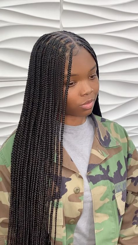 Small Box Braids Peekaboo, Small Knot Box Braids, Medium Small Braids, Full Small Knotless Box Braids, Knotless Box Braids Straight Ends, Extra Small Knotless Box Braids With Curls, Knotless Box Braids Middle Part, Smeduiem Box Braids, Small Knotless Box Braids Medium Length