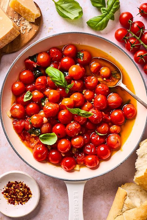 Burst Cherry Tomato Sauce Burst Cherry Tomato Sauce, Easy Marinara Sauce, Cherry Tomato Recipes, Cherry Tomato Sauce, Fresh Tomato Recipes, Cherry Tomato Pasta, Fresh Tomato Sauce, Slow Cooker Pasta, Olive Oil Garlic