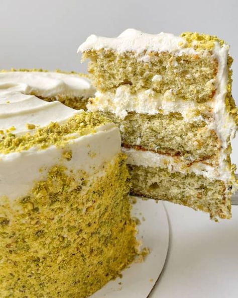 Pistachio cake, with a slice being lifted up, so you can the two layers with white filling. Rich And Delish, Cake Baking Tips, Pistachio Buttercream, Baking Tips And Tricks, Pistachio Cake Recipe, Sweety Pie, Unfrosted Cake, Raw Pistachios, Pistachio Recipes