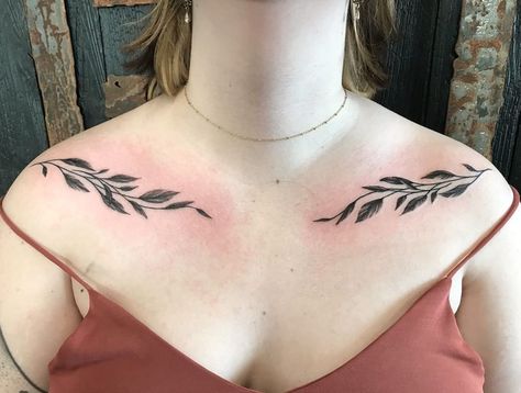 Collarbone Tattoo Leaves, Collarbone Leaves Tattoo, Collarbone Leaf Tattoo, Leaves Collar Bone Tattoo, Tropical Tattoos, Collar Tattoo, Nova Tattoo, Tattoos Chest, Tattoos Neck