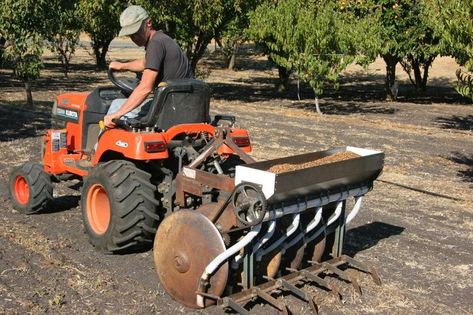 Seed Drill, Farm Hacks, Homemade Tractor, Tractor Idea, Small Tractors, Tractor Implements, Farm Tools, Farm Machinery, Garden Tractor