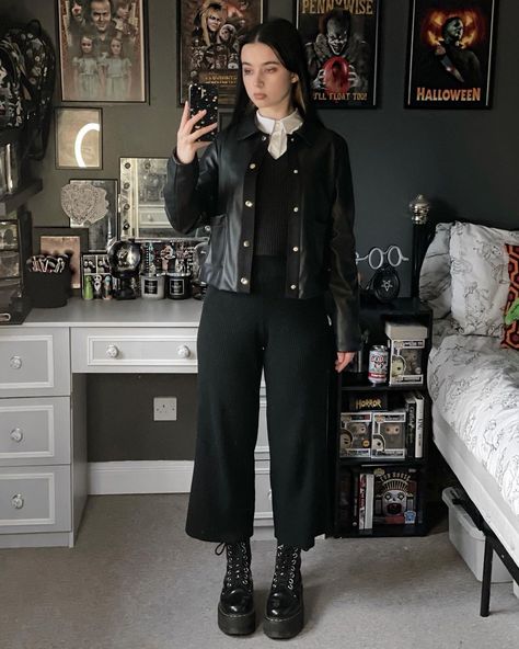 Gen Z Goth Fashion, Chaotic Outfits Aesthetic, Dark Monochrome Outfit, Grunge All Black Outfit, Alternative Job Interview Outfit, Sarah Bailey Outfits, How To Style Creepers, Corporate Grunge Aesthetic, Business Punk Fashion