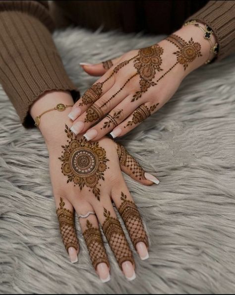 New Latest Design Mehndi, Aesthetic Mehndi Designs Back Hand, Back Hand Design Mehndi, Simple Mehendi Designs, Finger Henna Designs, मेहंदी डिजाइन, Tato Henna, Eid Mehndi Designs, Henna Tattoo Designs Hand