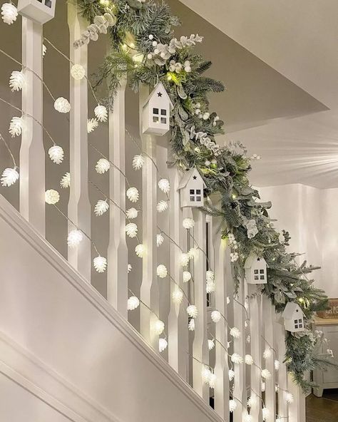 Stairs Organization, Small Stairs, Christmas Garland Staircase, Christmas Banister, Staircase Decor Ideas, Christmas Stairs Decorations, Christmas Staircase Decor, Storage Stairs, Stairs Wall