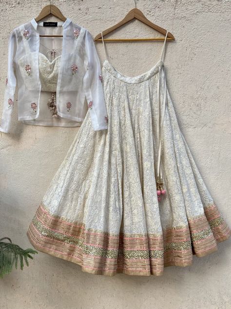 Styling Lucknowi Kurta, Jeket Style Lehnga, Lucknowi Lehenga Indian Weddings, Lucknowi Blouse Designs, Short Jacket Style Lehenga, Lehengas Designs, Lucknowi Lehenga, Janmashtami Wallpapers, Dance Program