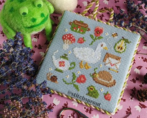 🍓🪿🌱🧺 𝘊𝘰𝘵𝘵𝘢𝘨𝘦𝘤𝘰𝘳𝘦 𝘉𝘰𝘹 𝘙𝘦𝘷𝘦𝘢𝘭 🧺🌱🪿🍓 Yey!!! I can finally share my design I made for @starstitchery Cottagecore Box ✨🎉 This was such a treat to stitch & design as I am just loving all of these mossy greens and sweet reds right now!! 🥰 (It'll be available as a stand alone pattern later this year!) Bag Cross Stitch, Cottagecore Cross Stitch, Stitch Box, Sampler Cross Stitch, Stitching Ideas, Country Sampler, Bible Notes, Box Patterns, Cute Cross Stitch