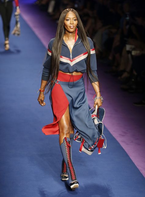 Runway Versace, Athleisure Outfits For Work, Athleisure Outfits Spring, Sports Fashion Design, Athleisure Outfits Summer, Sportswear Outfits, Designer Runway, Dad Fashion, Donatella Versace