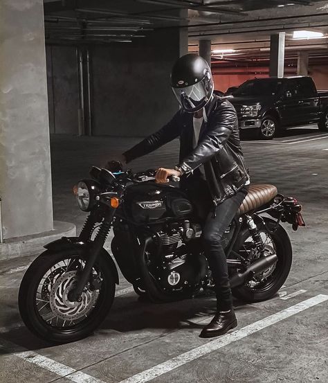 Cafe Racers | Modern Classics🏍 on Instagram: “All black🔥 ⇩ ⇩ ⇩ ⠀ Tag us to be feautured🤘 Follow @caferacerride for daily images Photo by @safatopia #triumph #caferacer #caferacerride ⠀” Bobber Scrambler, Triumph Bonneville T120, Triumph Street Twin, Motorcycle Events, Triumph Bobber, Triumph Bikes, Мотоциклы Cafe Racers, Chopper Bobber, Cafe Racer Style