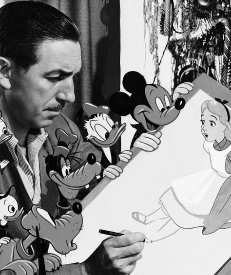 Walt Disney drawing/ sketching Alice In Wonderland with Disney characters; Mickey Mouse, Donald Duck, Goofy, Pluto, Huey, Dewey and Louie Disney Viejo, Best Disney Quotes, Disney Amor, Walter Elias Disney, Steven Seagal, Animation Disney, Film Disney, Disney Side, James Cameron