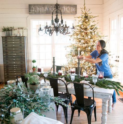 13 Christmas Decorating Ideas to Steal From Joanna Gaines Joanna Gaines Christmas Decor, Joanna Gaines Christmas, Joanna Gaines Design, Joanne Gaines, Joanna Gaines Farmhouse, Chip Gaines, Classic Holiday Decor, Holiday Chaos, Indoor Wreath