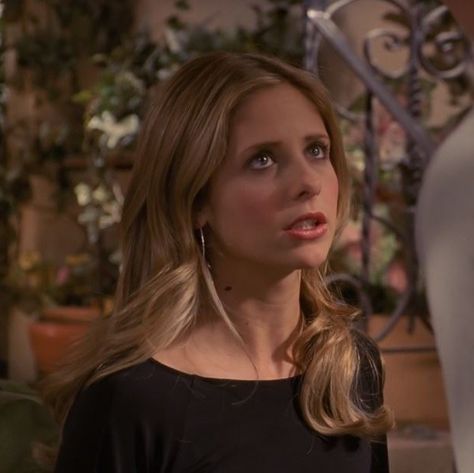 Nineties Fashion, Buffy Style, Star Emoji, Michelle Gellar, Supernatural Dean Winchester, Buffy Summers, Sarah Michelle Gellar, Tv Girls, Fashion Tv