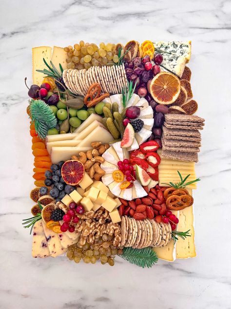 FESTIVE VEGETARIAN Festive Grazing Table, Charcuterie Board Ideas Vegetarian, Dessert Grazing Platter, Vegetarian Charcuterie Board Ideas, Charcuterie Board Vegetarian, Charcuterie Dips, Veggie Charcuterie, Vegetarian Charcuterie Board, Vegetarian Charcuterie