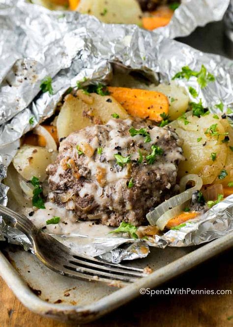 Hobo Meals, Hobo Dinner Recipes, Simple Gravy, Hobo Dinner, Tin Foil Dinners, Hobo Dinners, Hamburger And Potatoes, Foil Packet Potatoes, Hamburger Patty