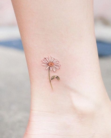 White Daisy Tattoo, Daisy Tattoo Meaning, Small Daisy Tattoo, Daisy Tattoos, Daisy Tattoo Designs, Daisy Flower Tattoos, Petit Tattoo, Small Pretty Tattoos, Daisy Tattoo