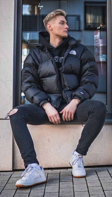 super puffer Men’s Black Puffer Jacket, Men In Puffer Jackets, Black Down Jacket Outfit, Black Puffy Jacket Outfit, Northface Jacket Outfits, Street Styles 2023, North Face Puffer Jacket Men, Down Jacket Outfit, Puff Jacket Outfit