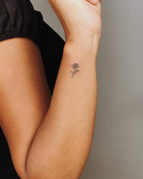 Rose Tattoo On Wrist, Tiny Rose Tattoo, Little Rose Tattoos, Simple Rose Tattoo, Realistic Rose Tattoo, Rose Tattoo Ideas, Tattoo On Wrist, Tato Jari, Rose Hand Tattoo