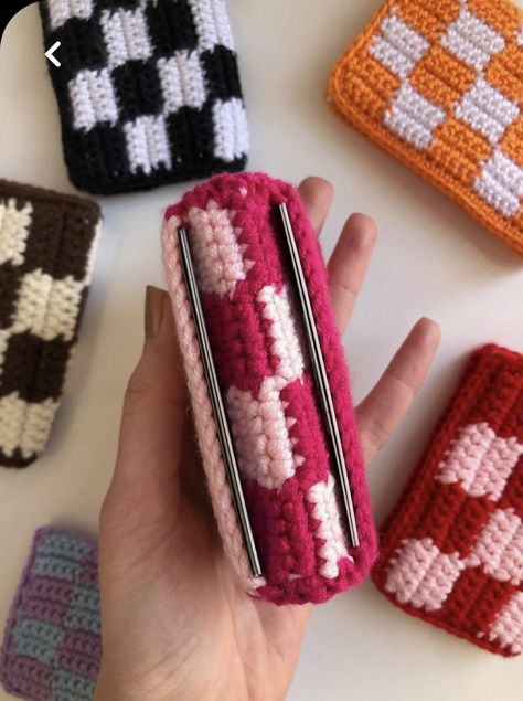 Crochet Card Holder, Wallet Pattern Free, Checkered Crochet, Crochet Wallet, Crochet Phone Cases, Crochet Case, Pouch Tutorial, Card Pouch, Fun Crochet Projects